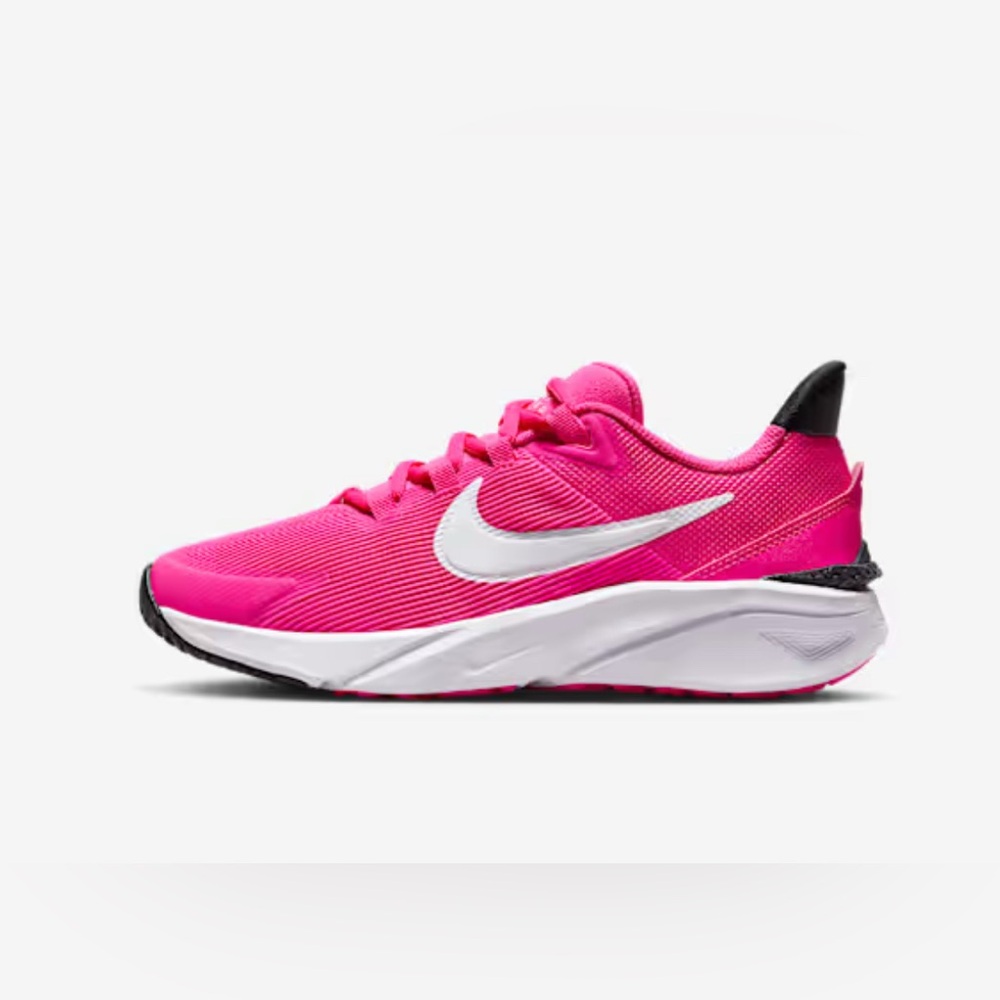 SOLD ⭐️ Nike Pink and White Sneakers Sleek Athletic Design